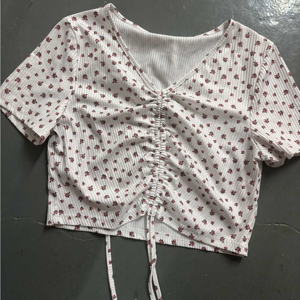 ROMWE White Ribbed Ruched V‑Neck Crop Top with Red Floral Print